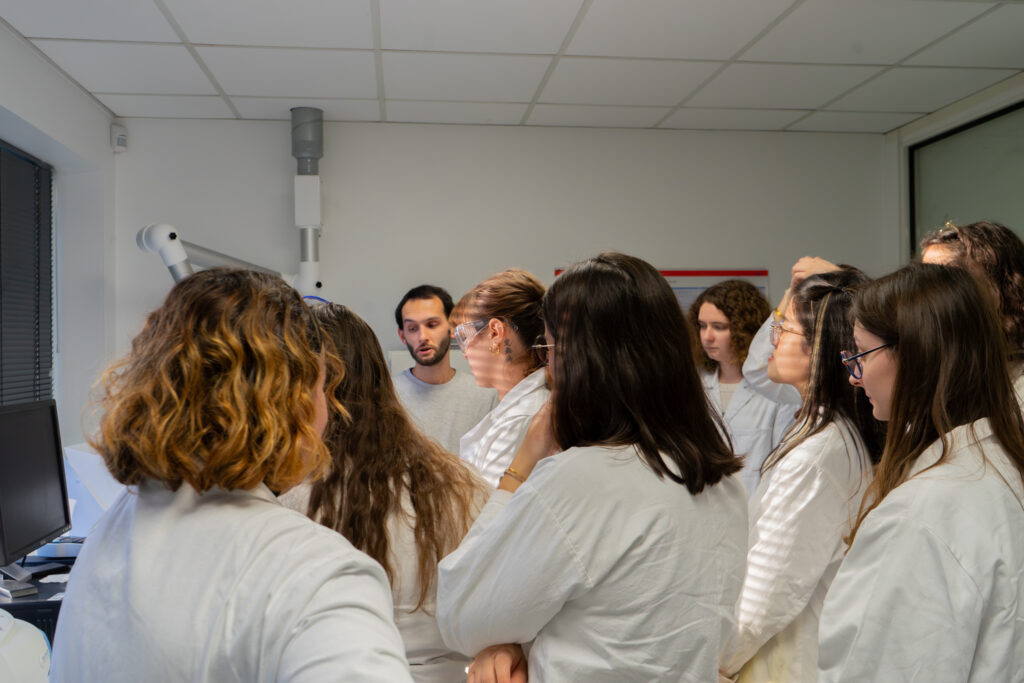 Visite étudiants de l'Itech laboratoire d'analyse